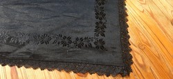 Vintage  anyagában mintás kendő ,  viseleti fekete kendő vállkendő 40 -es évek