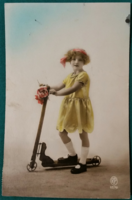 Antik színezett üdvözlő képeslap, kislány rollerrel