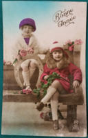 Antik karácsonyi színezett üdvözlő képeslap, kislányok magyal koszorúval