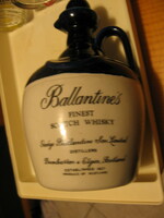 Retro sötétkék-krém színű Ballantines palack