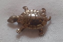 Cuki teknőst ábrázoló bross (kitűző)