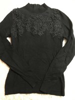 Gyönyörű, karcsúsított fekete Orsay pulóver csipkebetéttel eladó