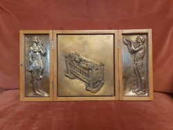 "KJ 81" szignós bronz triptichon, kinyitható, falra akasztható dobozban, kinyitva 38x20 cm