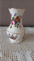 Régi angol virágokkal, aranyozott csíkozással díszített porcelán váza, 16 cm, nyílás átmérője: 7 cm.