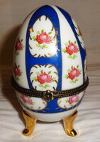 Limoges porcelán tojás aranyozott foglalatban.