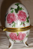 Porcelán tojás aranyozott foglalatban,rózsa mintával.