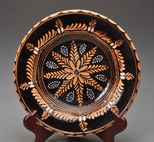 Teimel Óbánya falitányér - szép barna szinű, vésett,- karcolt diszitéssel. 25,3 cm