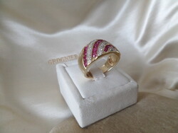 Széles arany gyűrű rubinokkal és apró gyémántokkal
