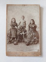 Antik gyerekfotó Fantó Bernát és Kluge Gyöngyös műtermi fénykép gyerekek