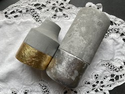 Modern arany és ezüst füsttel díszített beton gyertyatartók párban