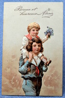 Antik dombornyomott Újévi üdvözlő litho képeslap matróz ruhás kisfiúk virágcsokor