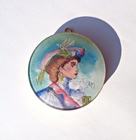 Jelzett színes női portré medál