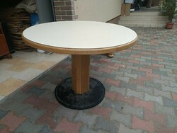 Nagy méretū kör asztal öntött vas talpal