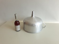 Régi vintage nagy méretűm 31,5 cm fém ipari industrial alumínium tölcsér dekoráció