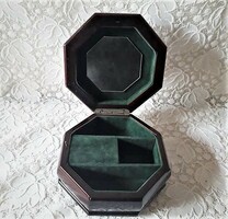 Zenélő doboz / Ékszertartó.