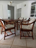Tömörfa bővíthető asztal bambusz székekkel