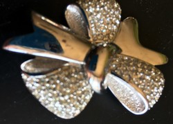 KITŰZŐ MASNI.ezüstözött fém- kristályokkal-