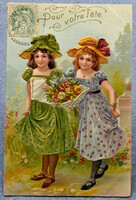 Antik dombornyomott üdvözlő litho képeslap kisleányok szép ruhában virágcsokorral