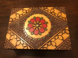 Painted-engraved wooden box, xx. No. Around the middle. Size: 22x16 cm