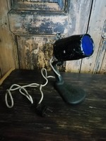 Lámpa, 20. század elejéről, talán orvosi vagy kezelésre használták, kék üveggel, öntöttvas talp