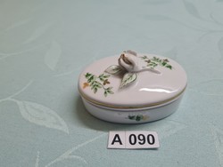 A090 Hollóházi mini bonbonier az egyik virágszirmon apró kis hiba 9x6 cm