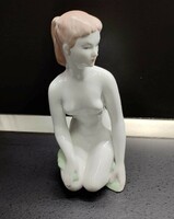 Aquincum porcelán - térdeplő nő