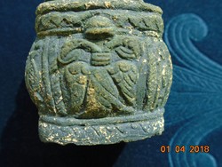 Antik Keleti uralkodói címerrel és oroszlánnal(?) faragott kő szertartási füstölő