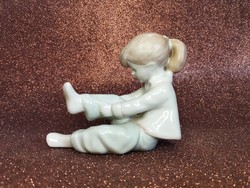 Aquincum porcelán - öltözködő lány №2