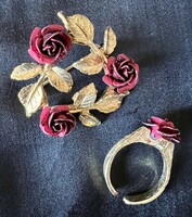 Régi vintage bizsu bross, kitűző és gyűrű arany színű, piros rózsákkal