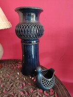 Hatalmas K.M. jelzésű iparművész kerámia váza és tyúkocska szilva kék mázas áttört díszítéssel