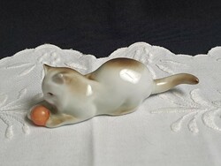 Zsolnay porcelán labdával játszó cica 11 cm hosszú