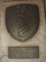 1946-os bronz plakett márvány talapzaton