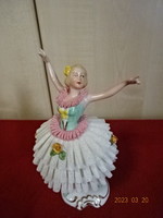 Német porcelán figura, balerina csipkeszoknyában, magassága 15,5 cm. Jókai.