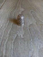 Pazar régi virágmintás ezüstözött gyűszű (2,4x1,6 cm)