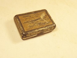 Régi fémdoboz pléh doboz kis méretű, mini, méretei: 4,7 x 3,3 x 1,2 cm