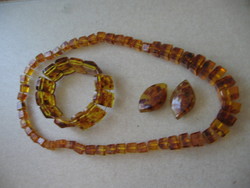 Retro borostyán gyöngy-nyaklánc, karkötő, 2 db kitűző