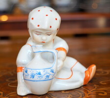 Zsolnay-figura, kislány korsóval