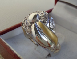 52T. 18K 7,8g Arany Designer gyűrű 0,2 Ct hófehér első osztályú Accant gyémántokkal