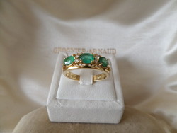 18K arany gyűrű gyönyörű színű smaragdokkal és apró brillekkel
