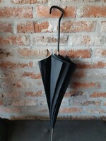 Régi fekete esernyő dekorációnak