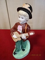 Porcelán figura, kézzel festett gitározó fiú, magassága 18 cm. Jókai.