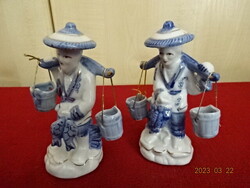 Kínai porcelán figurák, vizhordó fiú és lány. Két darab egyben eladó. Jókai.
