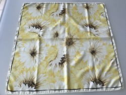 Shawl with daisy pattern, 52 x 50 cm