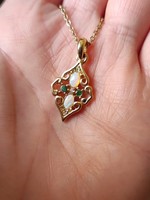 Gyönyörű Kis medál valódi opál/smaragd kővel (videó)