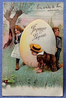 Antik dombornyomott  Húsvéti üdvözlő  litho képeslap  hatalmas tojásnál bujócska