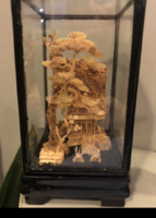 Távol-keleti miniatűr vitrin aprólékos, finoman megmunkált tájképpel.