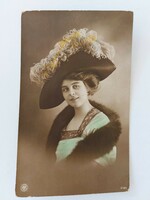 Régi képeslap fotó levelezőlap hölgy tollas kalapban