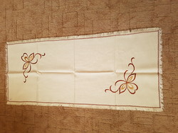 Hímzett futó 90x39 cm