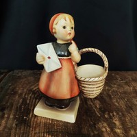 Hummel jellegű kislány kosárkával és levéllel német porcelán figura