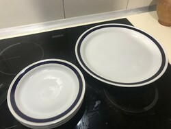 Hollóházi porcelán tányérok.